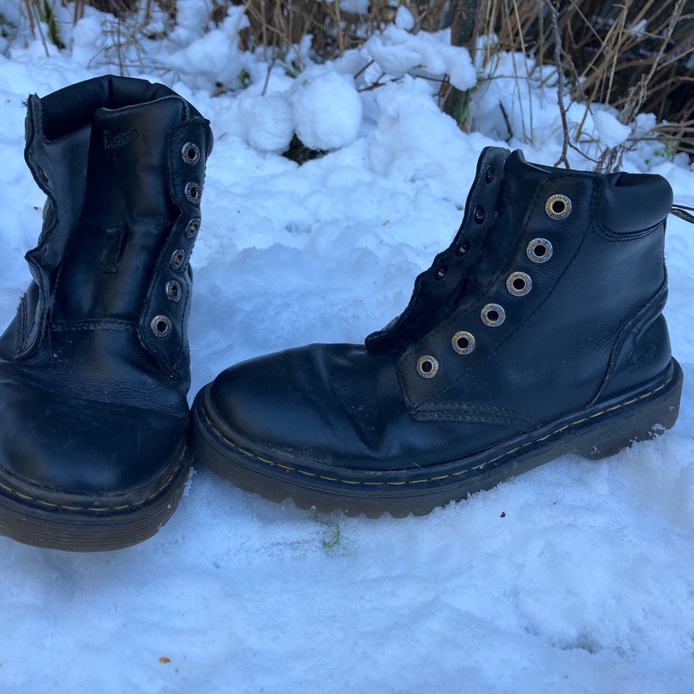 Padded Dr. Doc Martens Well worn leather mens 6 womens 8